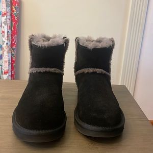 Size 8 black Uggs with grey lining